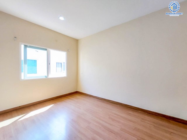 ทาวน์เฮ้าส์มือสองย่านสมุทรสาคร ม.โกลเด้นทาวน์ พระราม2 เนื้อที่มากถึง 21.2 ตร.ว. ฟังก์ชันจัดเต็มถึง 4 ห้องนอน 3 ห้องน้ำ 2 ที่จอดรถ บนทำเลเยี่ยม เชื่อมต่อถ.พระราม 2, ถ.กาญจนาภิเษก ใกล้บิ๊กซี, เซ็นทรัลพระราม 2 และทางด่วน "พระราม 2"